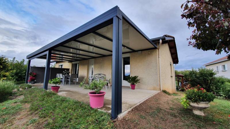 Installation d'une pergolas avec structure rigide en aluminium à Roanne