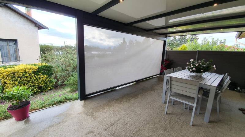 Fabriquant de pergolas en aluminium à Roanne, avec toiture rigide