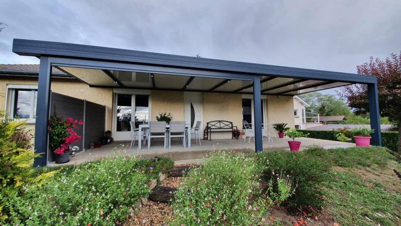 Pose d'une pergola aluminium à Roanne avec store gris anthracite sur un châssis fixe, avec protection solaire