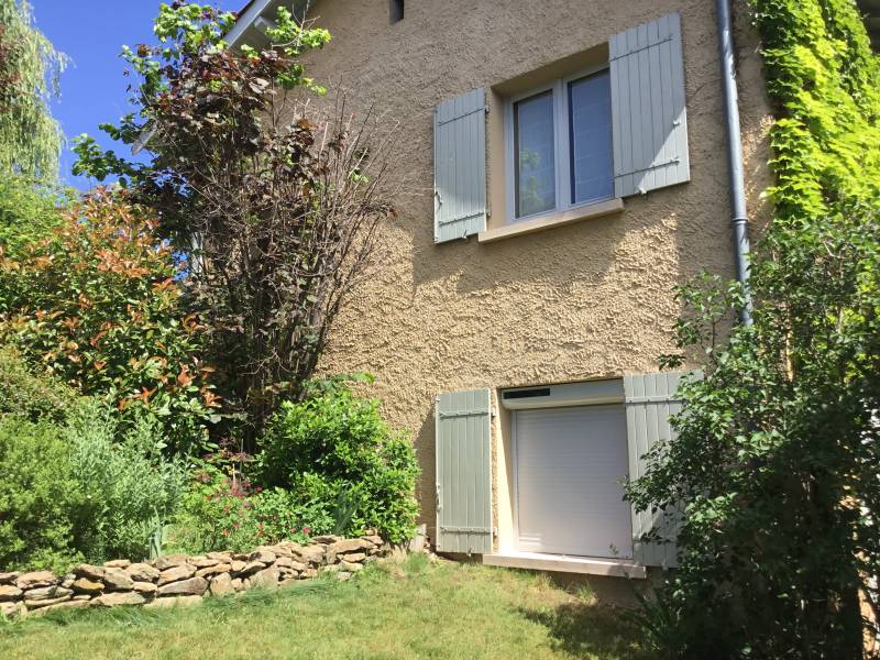 Installer des volets roulants solaires motorisés Somfy à Pomeys proche de Andrézieux-Bouthéon