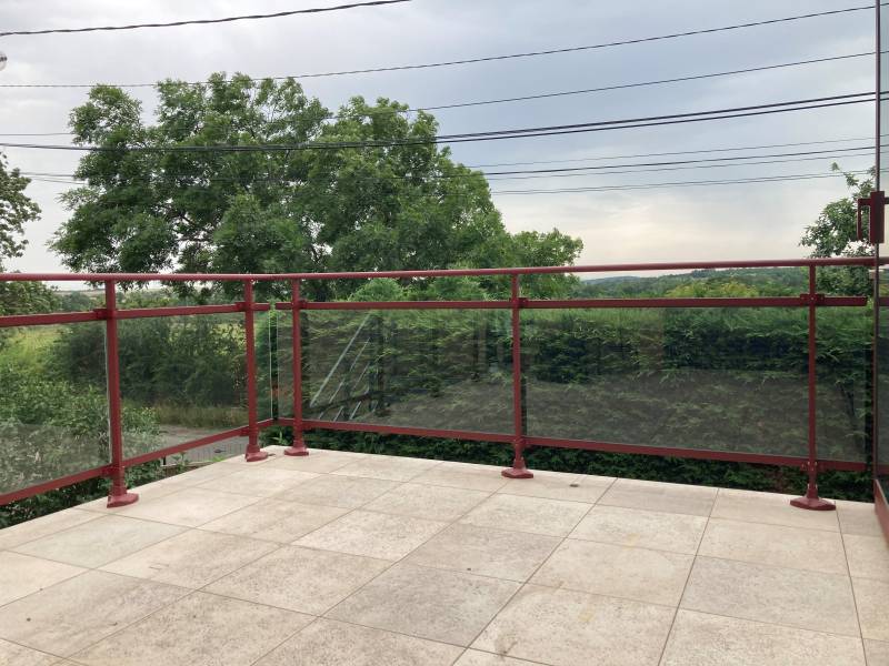 Pose d'un garde corps à la française à Mornant dans le Rhône : sur mesure extérieur rouge de mars sur un balcon