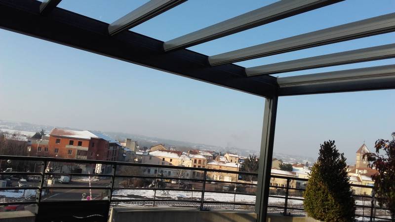 Pose d'une Pergola Aluminium à Balbigny proche de Roanne avec store gris anthracite : L'Élégance et la Protection Solaire par Boréal Vérandas