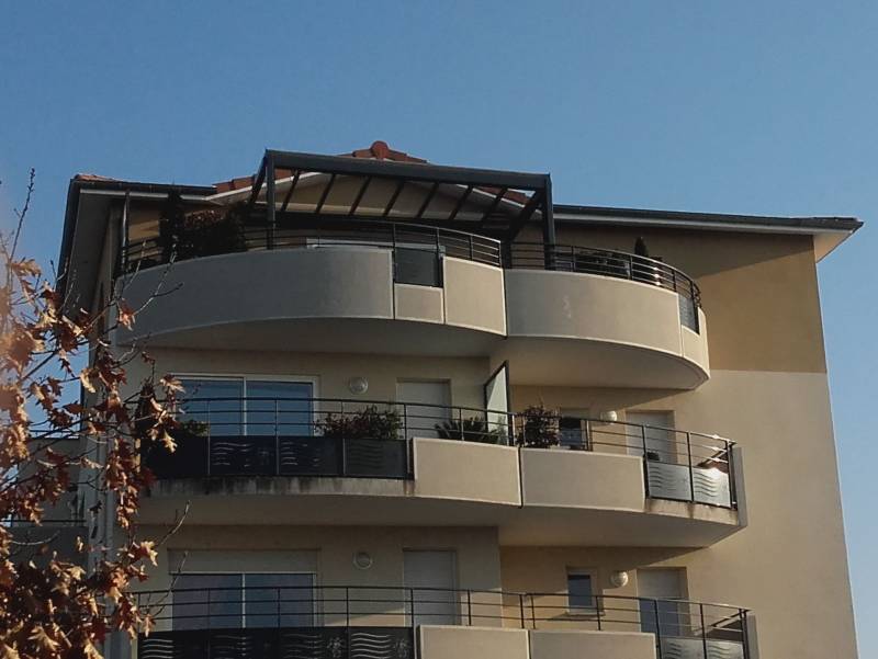Pose d'une pergolas en aluminium pour une terrasse à Albigny