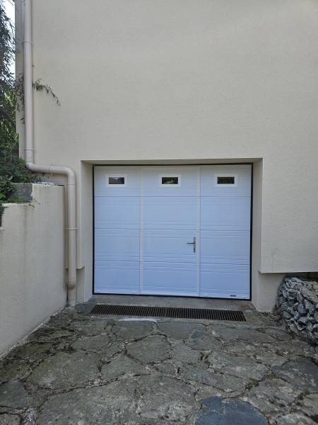 Pose de porte de garage sectionnelle avec portillon sur mesure motorisée à Saint Galmier dans la Loire