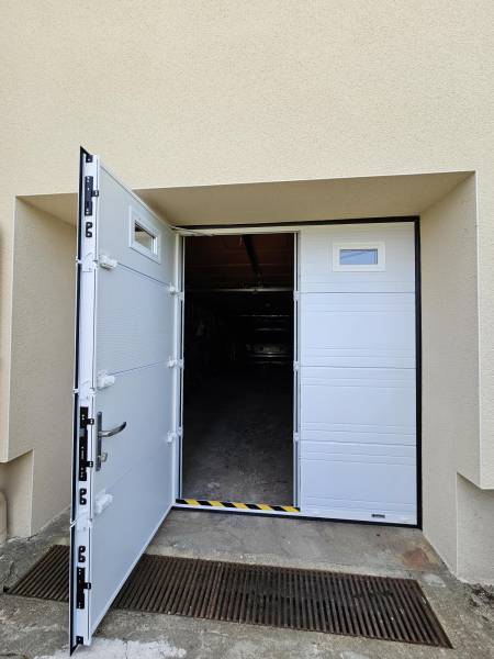 Pose de porte de garage sectionnelle avec portillon sur mesure motorisée à Saint Galmier dans la Loire