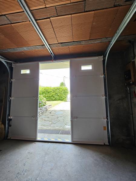 Pose de porte de garage sectionnelle avec portillon sur mesure motorisée à Saint Galmier dans la Loire