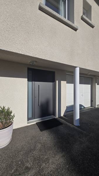 Pose d'une porte d'entrée 