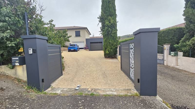 Pose portail motorisé à double vantaux par Boreal Verandas à Genilac