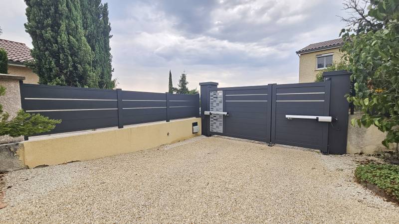Pose d’un portail alu battant 2 vantaux à Genilac coloris gris anthracite avec motorisation Somfy