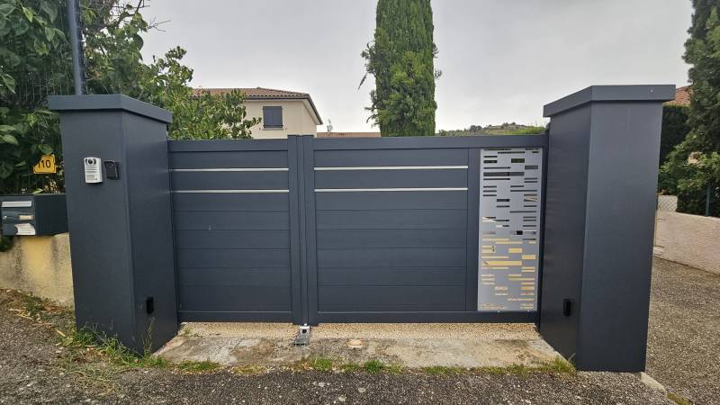 Pose d’un portail alu battant 2 vantaux à Genilac coloris gris anthracite avec motorisation Somfy