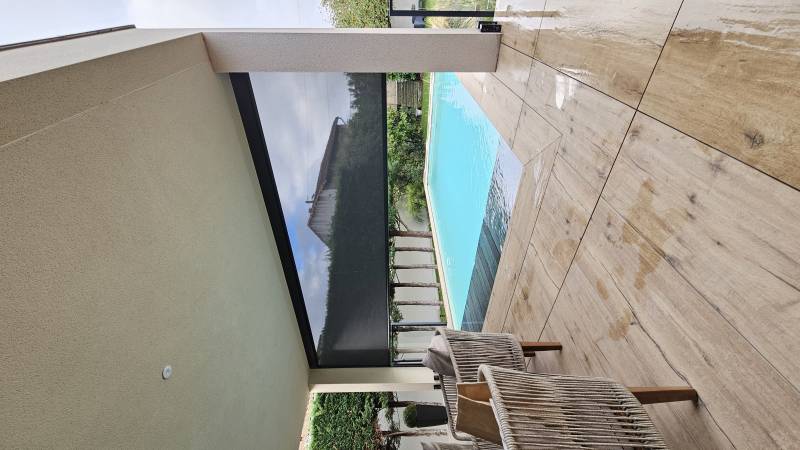 Pose de stores zip pour fermeture de terrasse ral gris anthracite avec toile à Andrézieux-Bouthéon dans la Loire