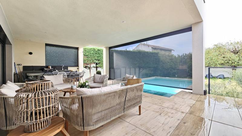 Fermer sa terrasse avec un store zip couleur gris anthracite à Andrézieux-Bouthéon dans la Loire