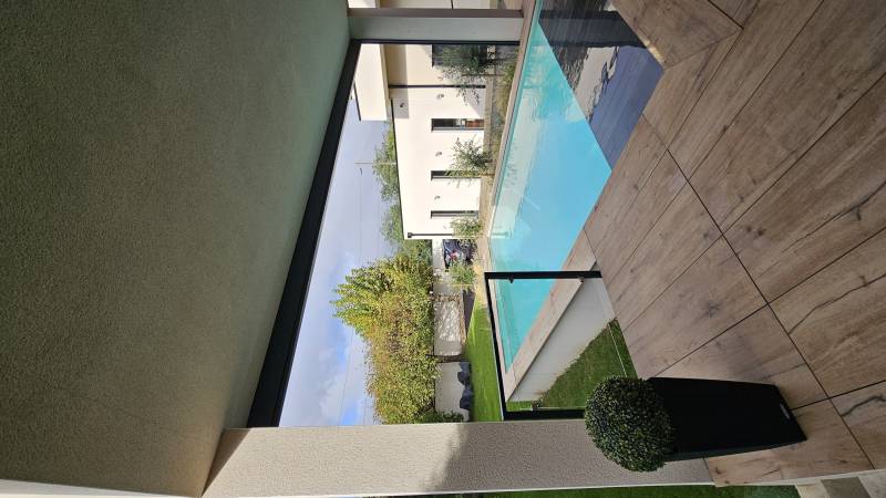 Faire installer un store sur mesure gris anthracite pour fermer sa terrasse dans la Loire