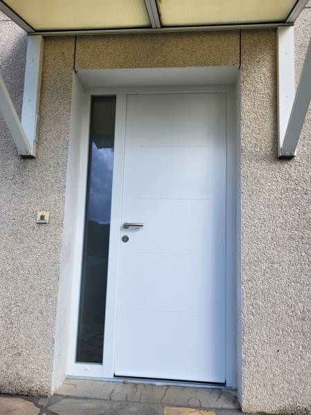 Pose d'une porte d'entrée blanche en PVC dans le Rhône