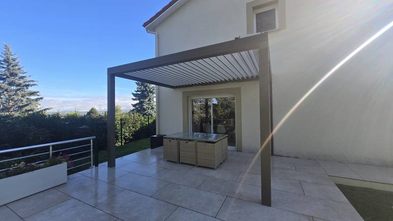 Installation d'une pergolas bioclimatique sur mesure à Saint Just Saint Rambert
