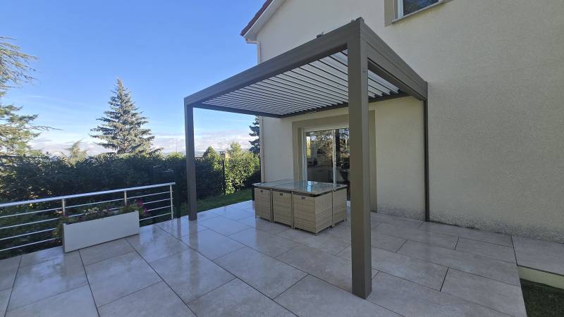 Fabricant de pergolas bioclimatique pour une installation à Saint-Just-Saint -Rambert
