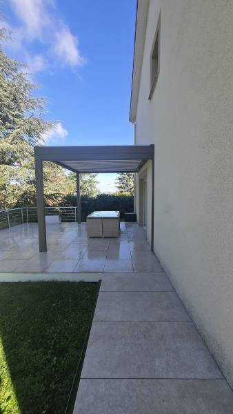 Installation d'une pergolas bioclimatique à Saint Just Saint Rambert : coloris gris gris désert avec lames blanches