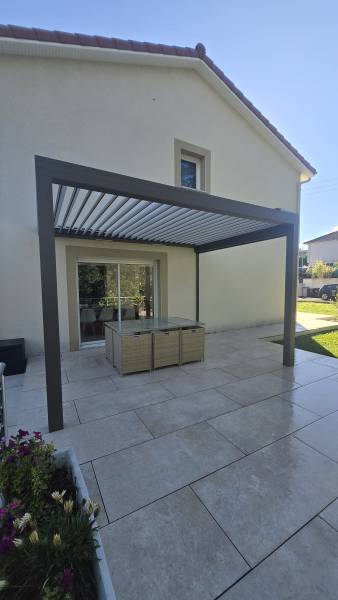 Installation d'une pergolas bioclimatique à Saint Just Saint Rambert : coloris gris gris désert avec lames blanches