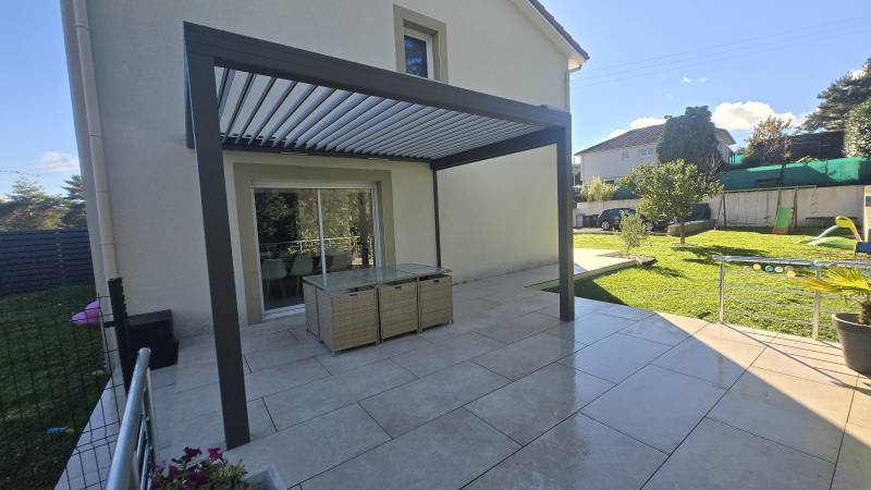 Pose d'une pergolas autoportante bioclimatique dans la Loire