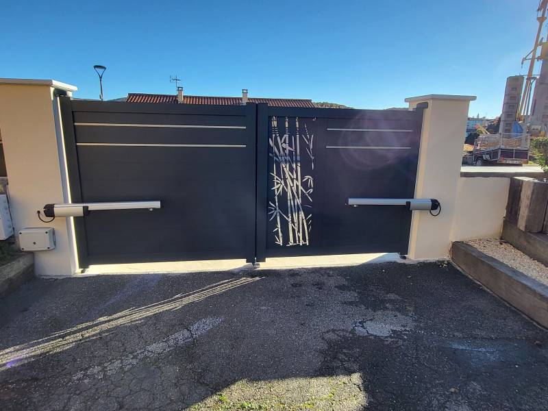 Installation d'un portail sur mesure gris anthracite avec motif à Saint Martin en Haut