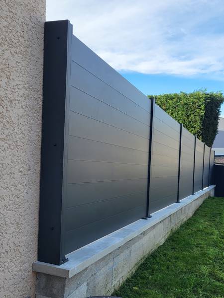 Pose de clôture pleine aluminium 
