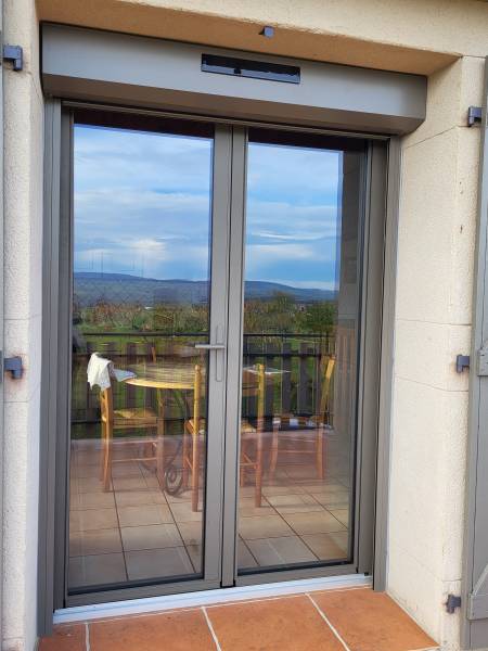 Installation de volets roulants solaires Somfy à Beauvallon : confort et autonomie