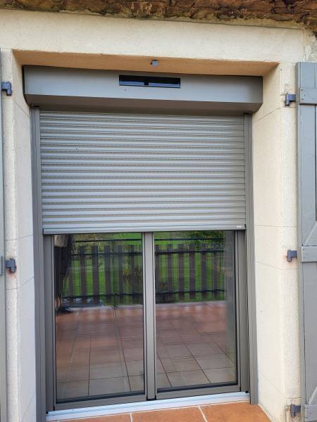 Installation de volets roulants solaires Somfy à Beauvallon : confort et autonomie