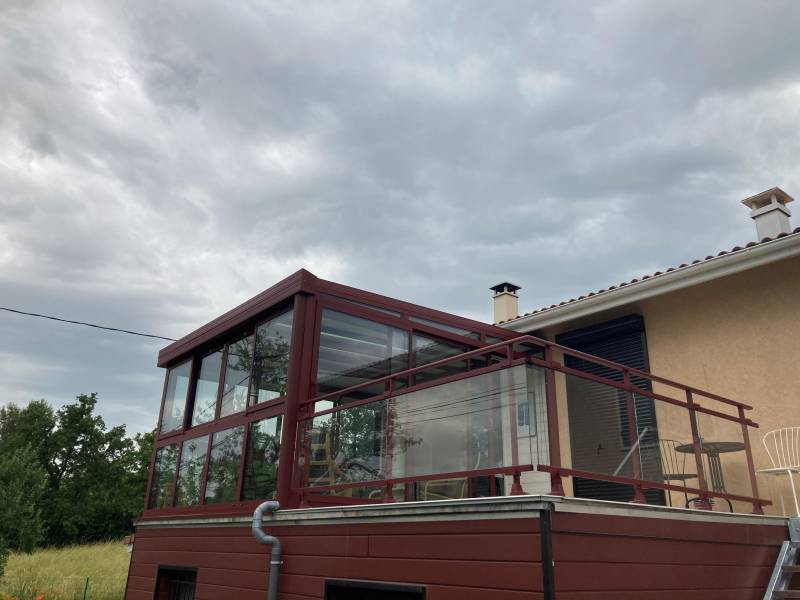 Pose d'un garde corps à la française à Mornant dans le Rhône : sur mesure extérieur rouge de mars sur un balcon
