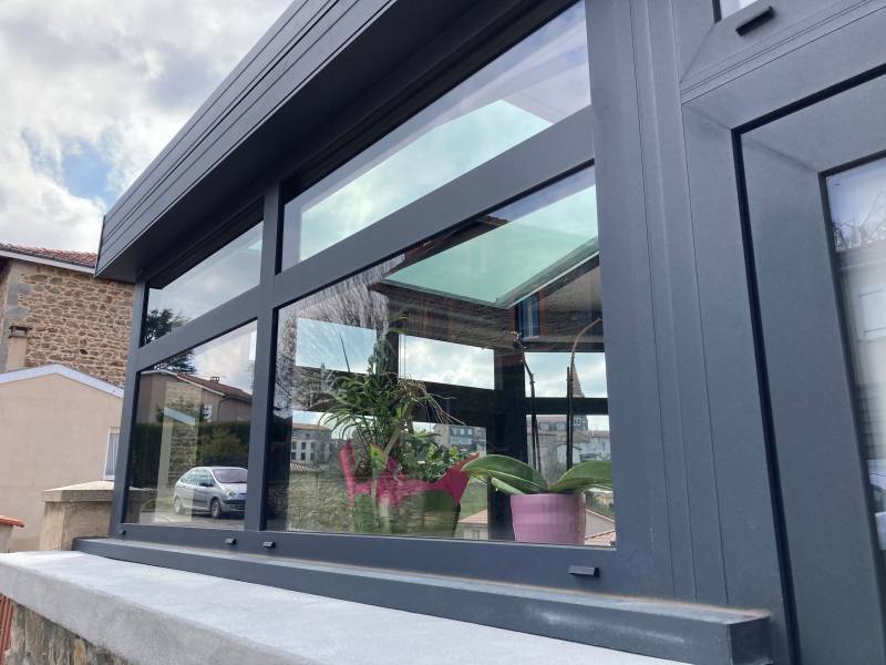 Fabrication d'un sas d'entrée en aluminium pour une maison ancienne dans le Rhône