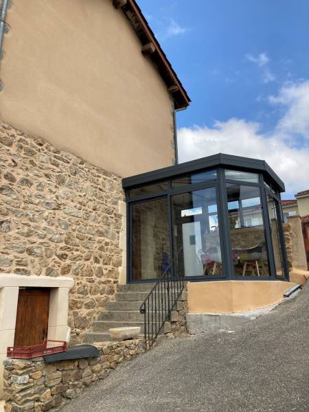 Sas d'entrée extérieur et moderne pour une maison ancienne à Saint Martin en Haut