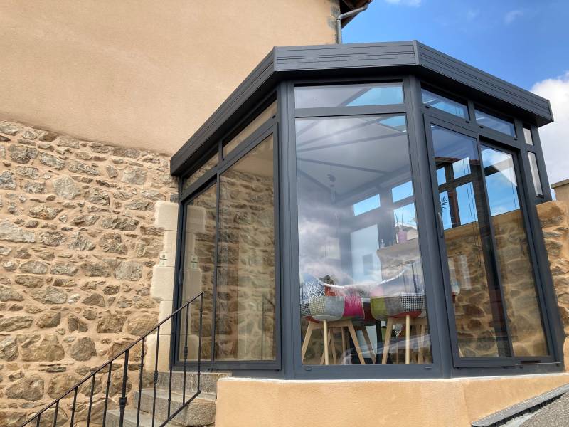 Sas d'entrée extérieur et moderne pour une maison ancienne à Saint Martin en Haut : une transformation réussie