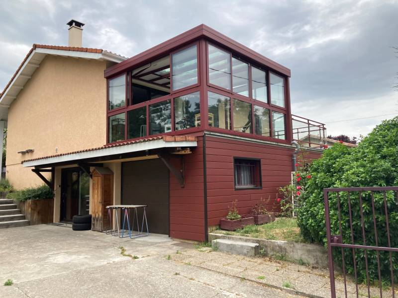 Pose d'un garde corps à la française à Mornant dans le Rhône : sur mesure extérieur rouge de mars sur un balcon