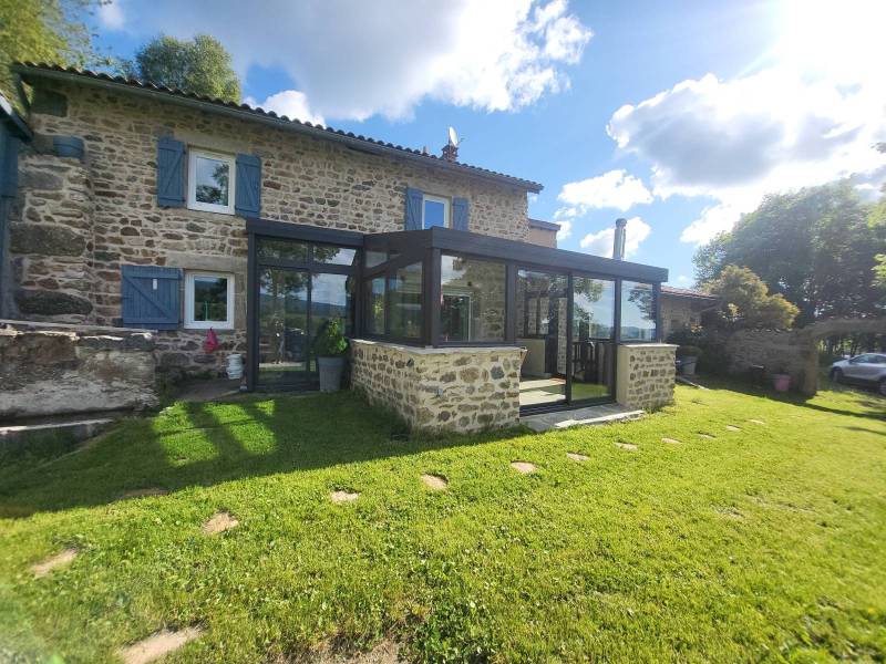 Installation de véranda en alu à Montbrison par un professionnel en construction ou rénovation pour créer une pièce supplémentaire