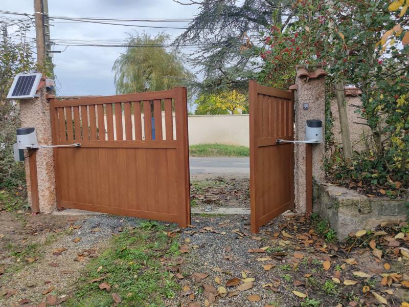 Installation d'un portail battant en aluminium motorisé 3,5m à Grezieu le marché