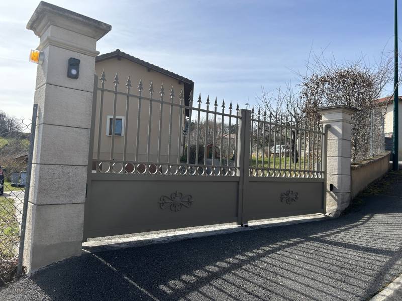 Réalisation d'un portail électrique sur mesure en aluminium à Saint Martin en haut