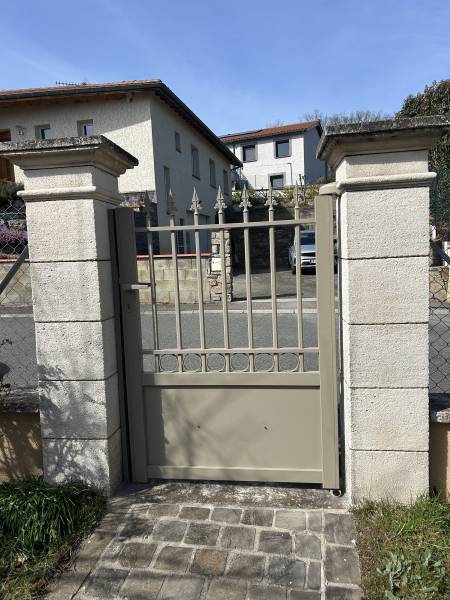 Création d'un portillon assorti à un portail couleur sable à Saint martin en haut