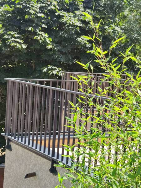 Projet de garde-corps sur mesure dans la Loire avec pose sur dalle et finition parfaite grâce aux couvertines aluminium