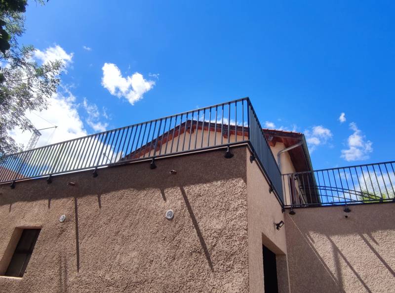 Projet de garde-corps sur mesure dans la Loire avec pose sur dalle et finition parfaite grâce aux couvertines aluminium