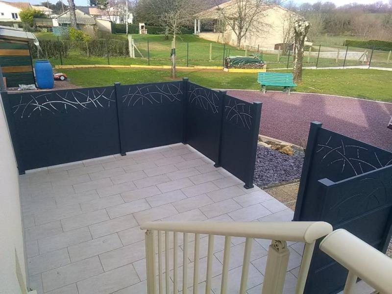 Pose de panneau de claustra en aluminium à La Talaudière dans la Loire, pour protéger une terrasse