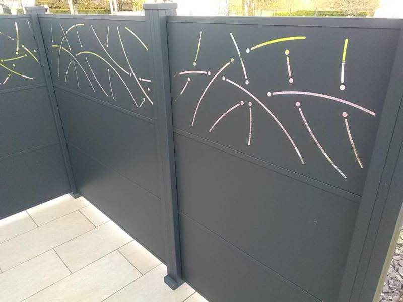 Pose de panneau de claustra en aluminium à La Talaudière dans la Loire, pour protéger une terrasse