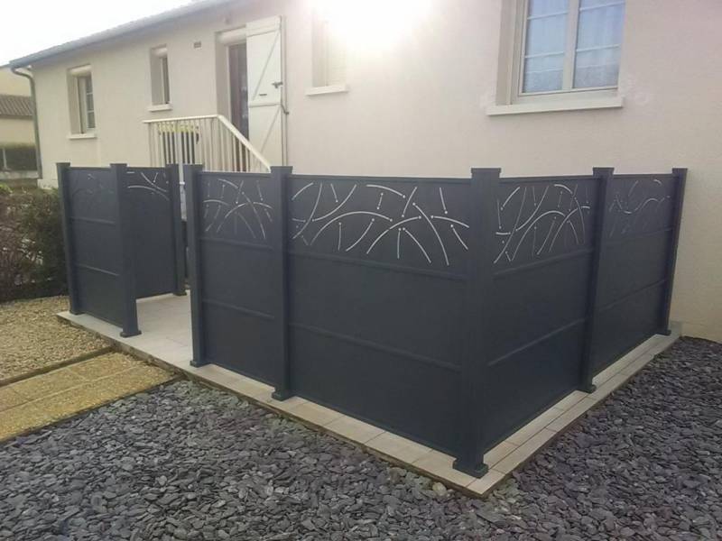 Pose de panneau de claustra en aluminium à La Talaudière dans la Loire, pour protéger une terrasse
