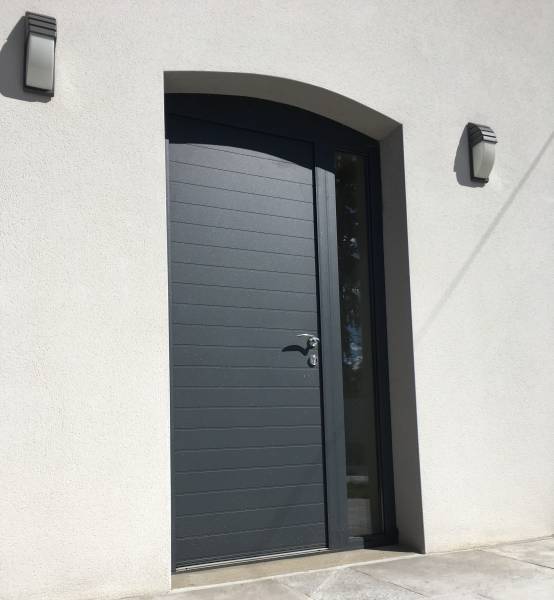 Création et pose de porte d'entrée en alu sécurisée et sur mesure à Saint-Laurent-la-Conche