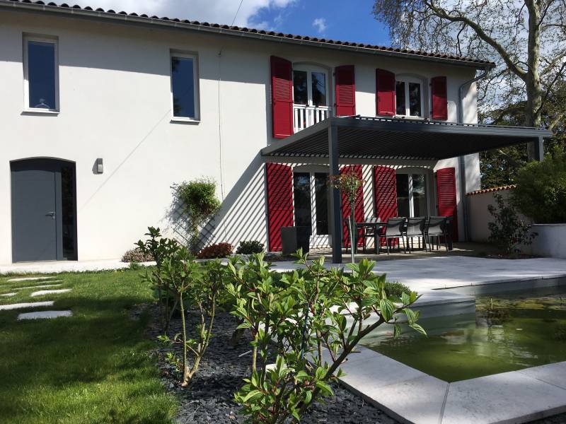 Installation de menuiseries extérieures haut de gamme avec fenêtres et baies vitrées alu à Saint-Laurent-la-Conche