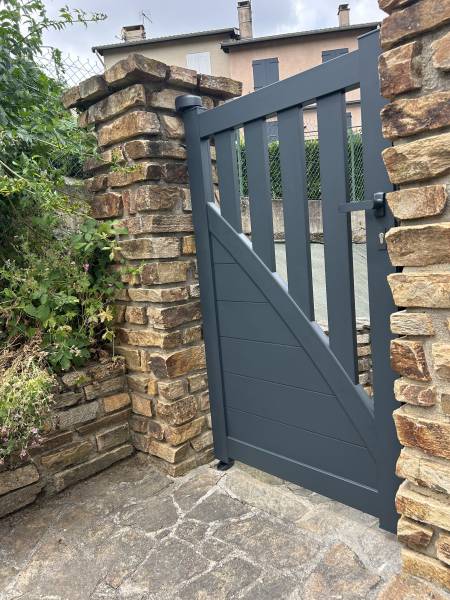 Remplacement d'un portail coulissant motorisé en aluminium avec portillon à Saint Symphorien sur Coise dans le Rhône, coloris gris anthracite