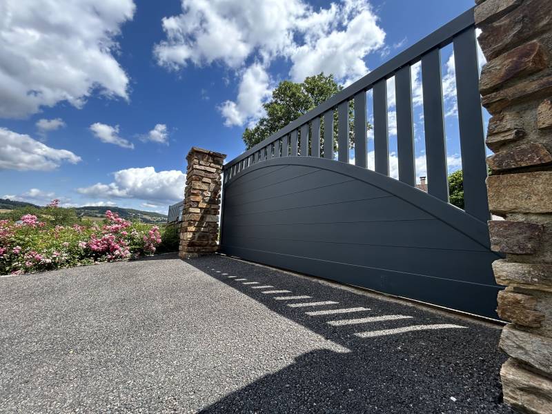 Remplacement d'un portail coulissant motorisé en aluminium avec portillon à Saint Symphorien sur Coise dans le Rhône, coloris gris anthracite
