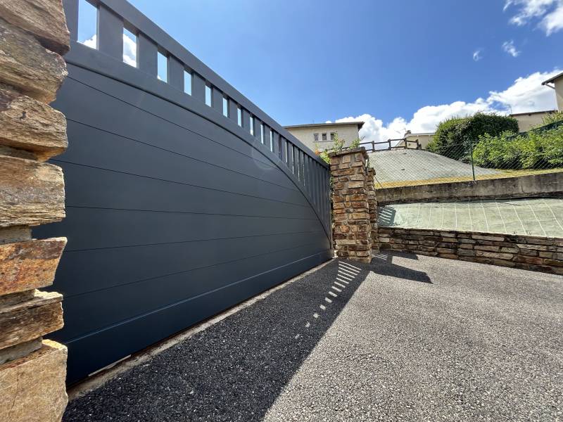 Remplacement d'un portail coulissant motorisé en aluminium avec portillon à Saint Symphorien sur Coise dans le Rhône, coloris gris anthracite