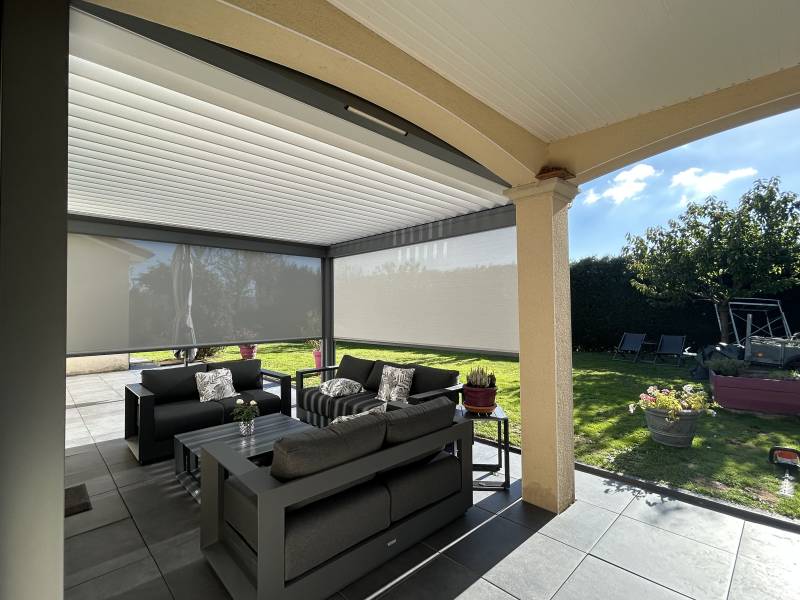 Installation d'une pergolas bioclimatique à Pomeys dans le Rhône