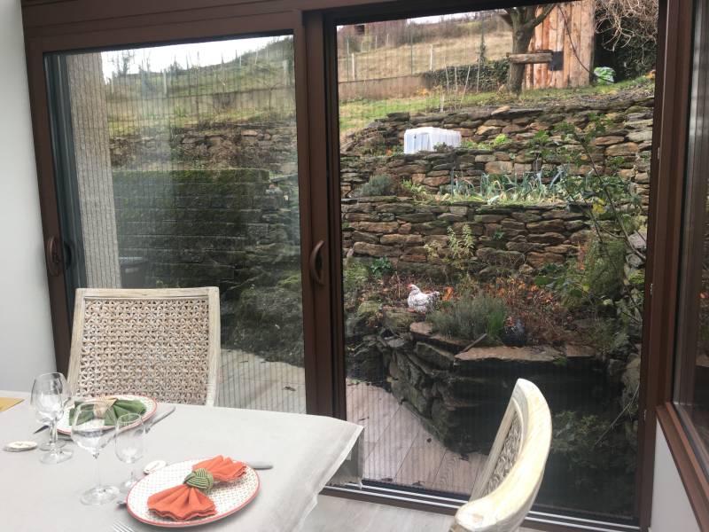 Installer une moustiquaire plissée pour fenêtre à Genilac, proche de Saint-Martin-la-Plaine et Rive-de-Gier