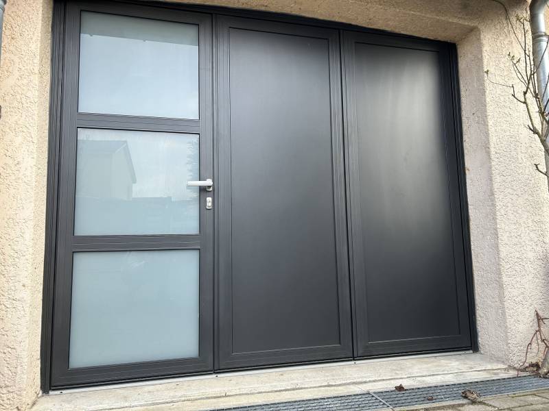 Pose de porte de garage battante sur mesure vitrée en aluminium à Messimy dans le Rhône par Boréal Vérandas