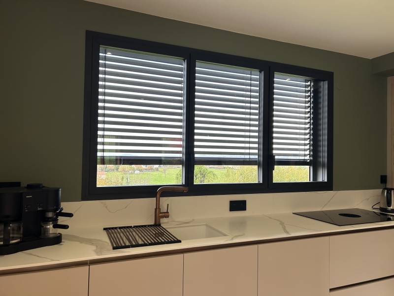 Pose d'un BSO orientable extérieur sur mesure à Saint-Étienne : fabrication et pose d'un brise soleil à lames orientables en aluminium